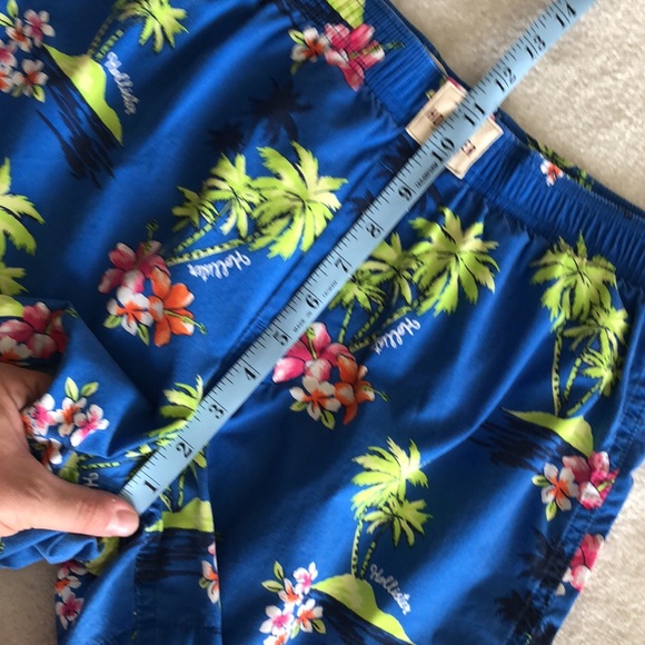 Hawaiian printed Hollister boxer shorts - Picture 4 of 9